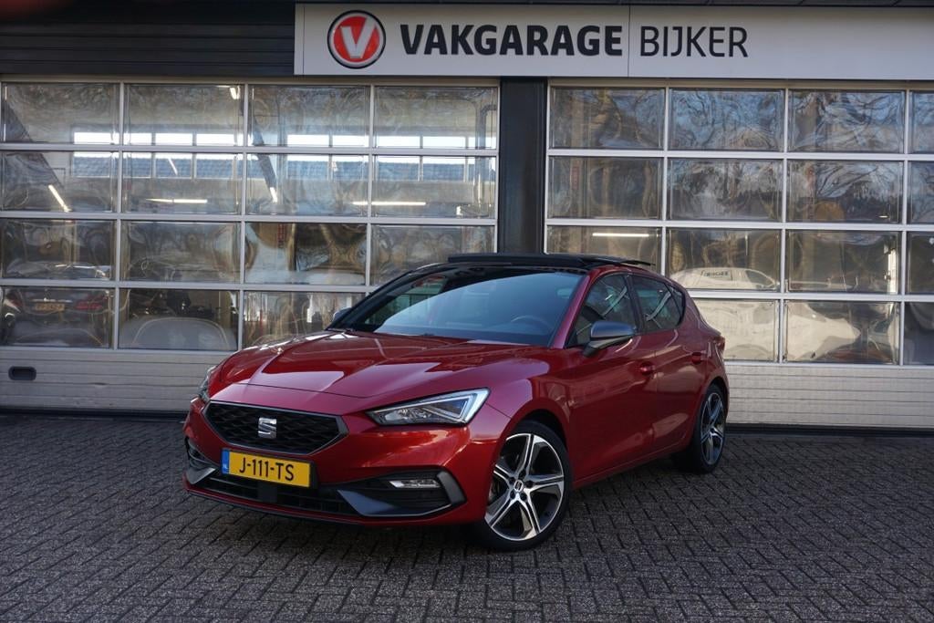 SEAT Leon 1.0 TSI FR Launch Edition Camera/Trekhaak/Panodak!, Gebruikt, Leon, Leder en Stof, Origineel Nederlands