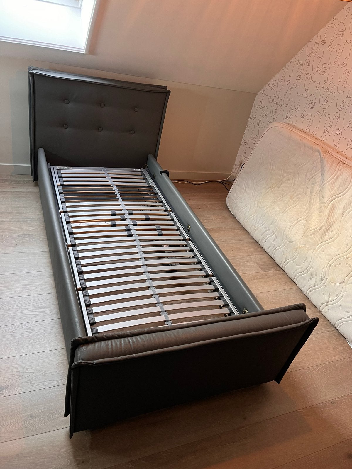 Eenpersoons lederen bed 90x210 incl elec lattenbodem - Grijs, Huis en Inrichting, Overige materialen, Verstelbaar, 90 cm, Eenpersoons