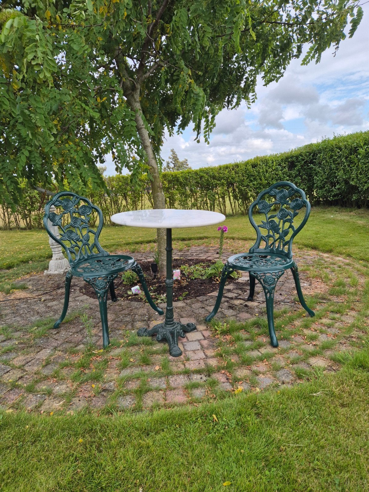 Bistroset stoel rozenmotief en tafel gietijzer met marmer, Overige materialen, Bijzettafel, Zo goed als nieuw, Tuinset