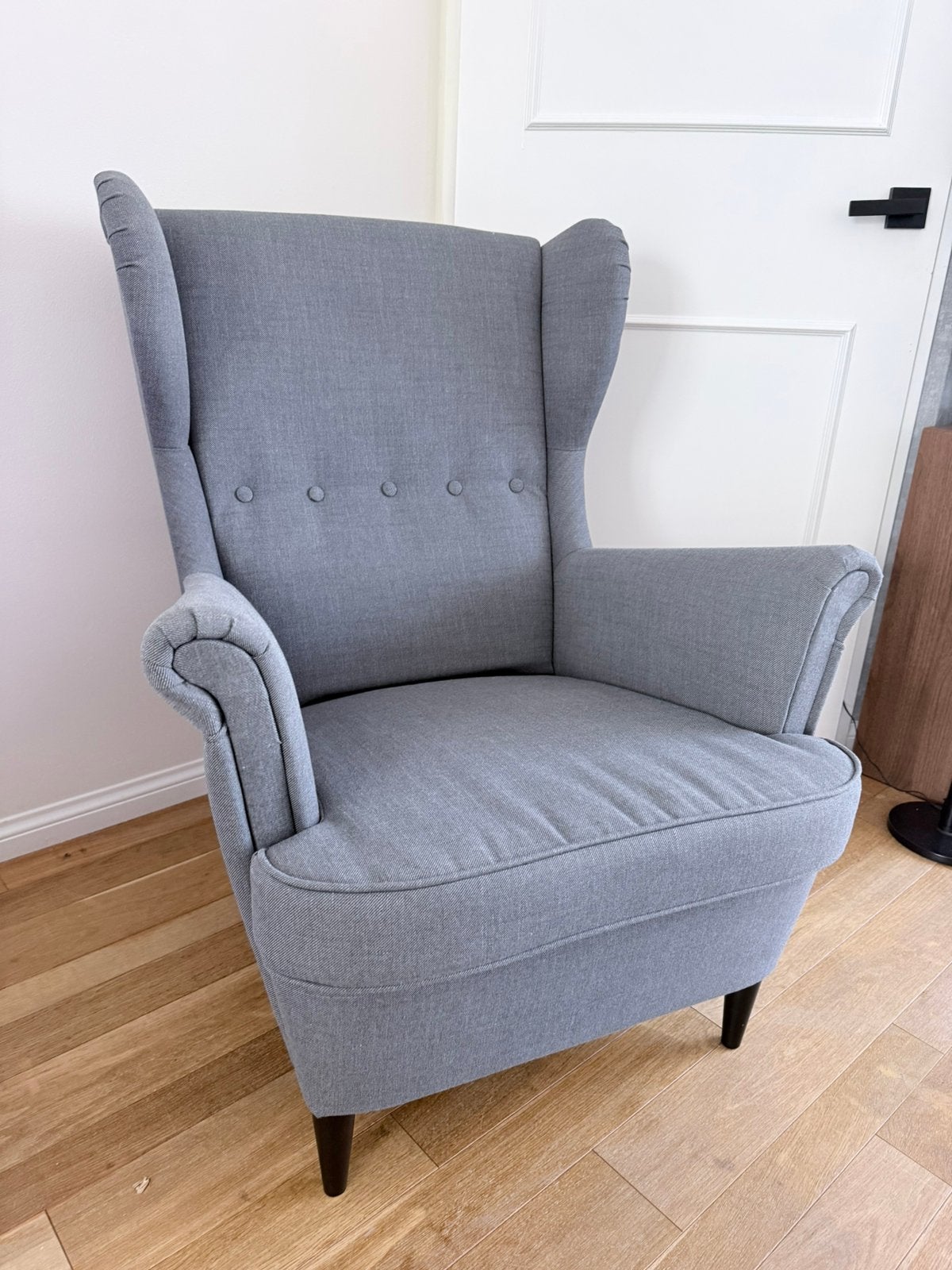 IKEA Strandmon fauteuil en voetenbank - Zo goed als nieuw, Huis en Inrichting, Fauteuils, Ophalen, Zo goed als nieuw, Stof, 75 tot 100 cm