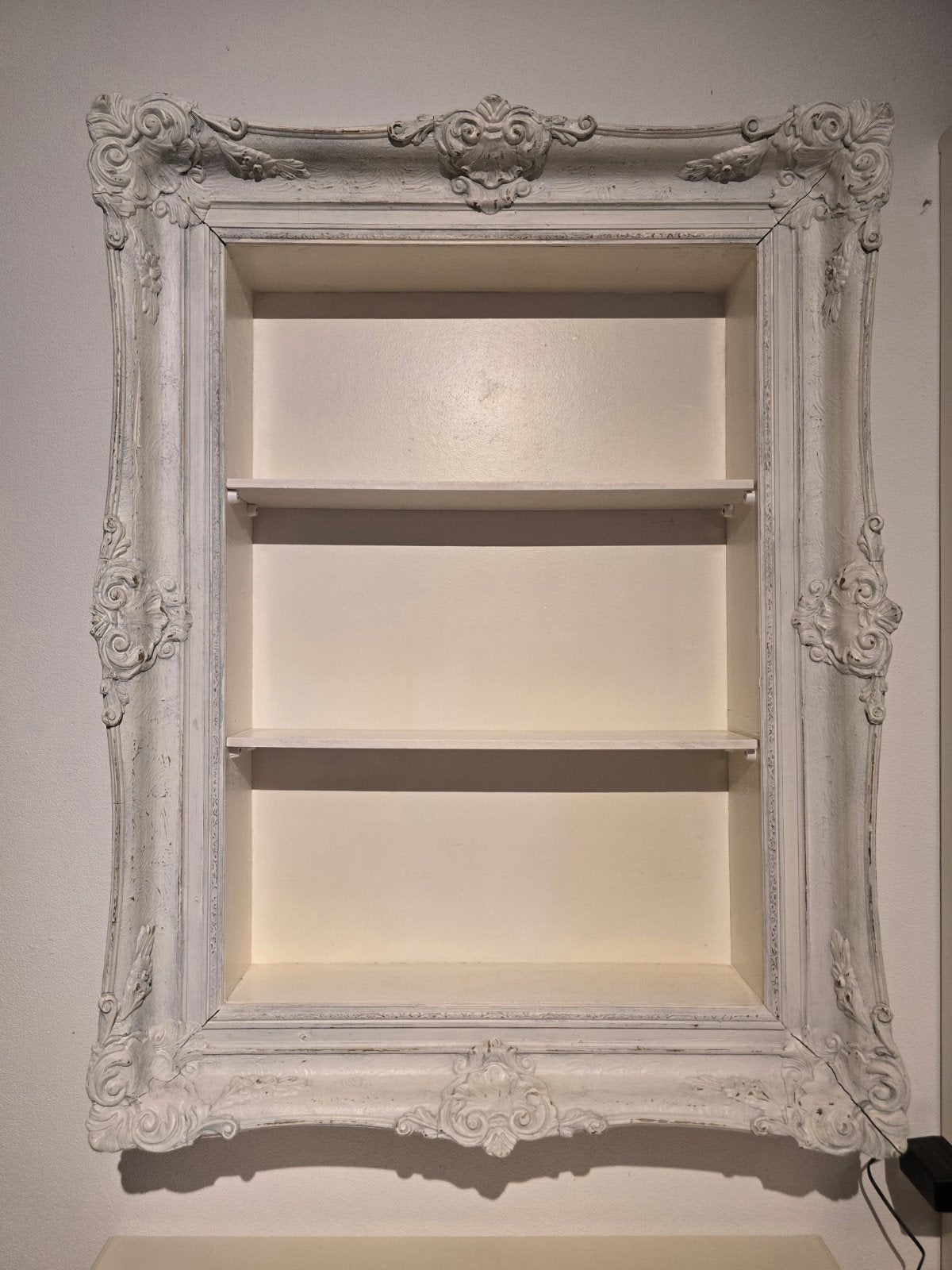 Decoratieve Barok Stijl Wandkast - Wit, Ophalen, Met plank(en), Gebruikt, Barok