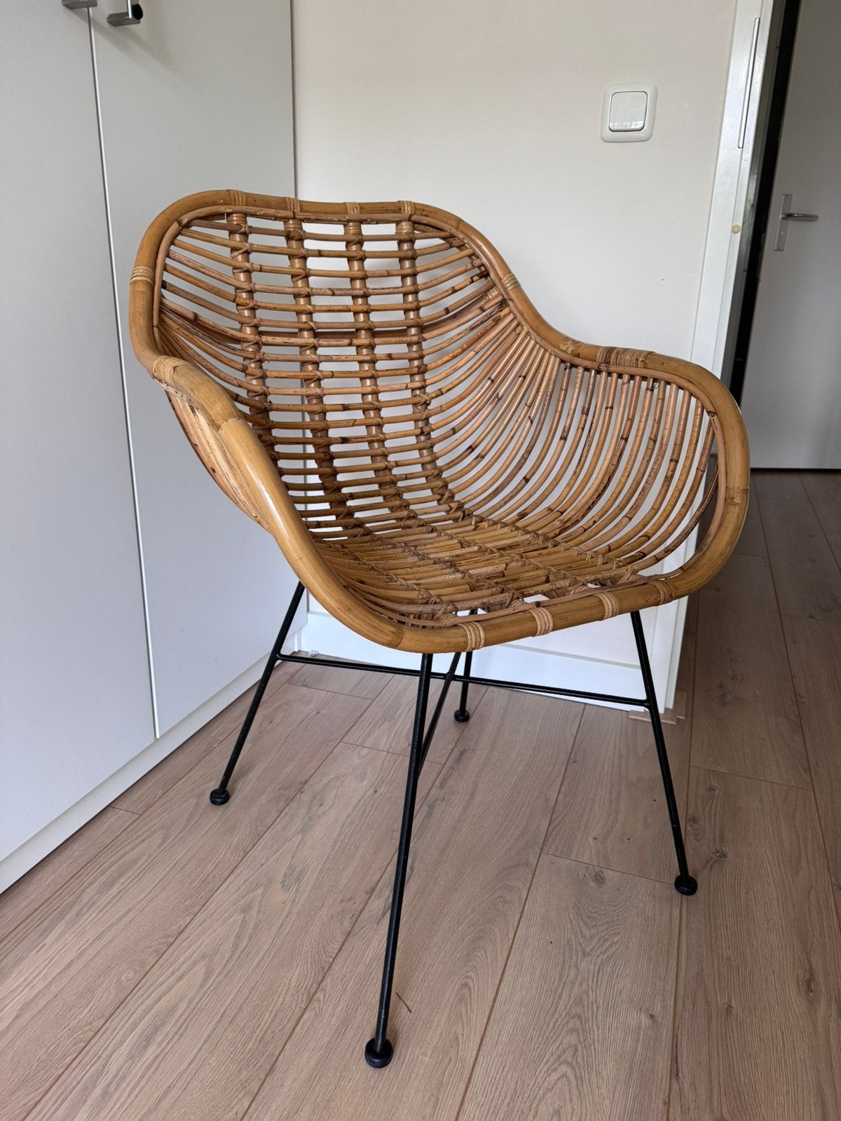 Rotan stoel met metalen onderstel, Ophalen, Gebruikt, Bruin, Riet of Rotan
