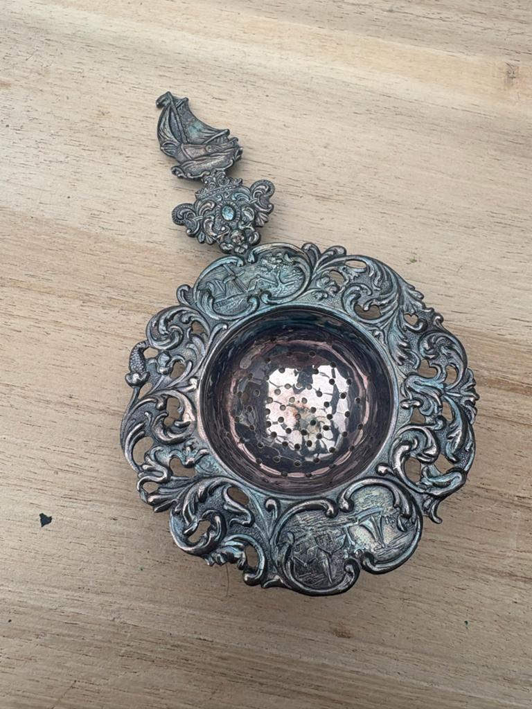 Antiek verzilverd theezeefje met gedetailleerde versiering, Ophalen of Verzenden, Zilver