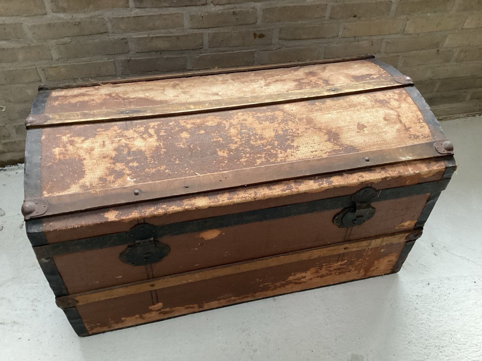 Antieke houten kist / hutkoffer met metalen beslag, Ophalen