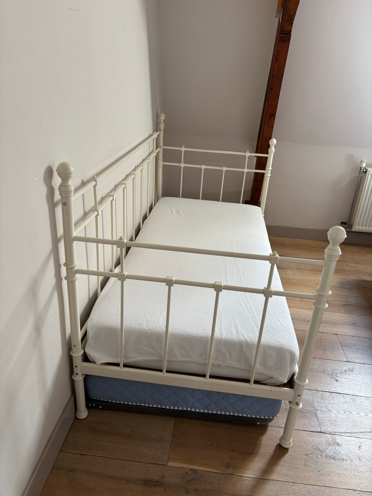 Wit metalen eenpersoonsbed met matras, Ophalen, Gebruikt, 90 cm, Eenpersoons