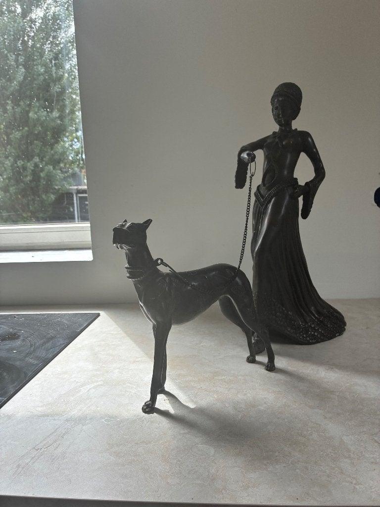 Art Deco Vrouw met Hond Beeld - Bronskleurig, Ophalen, Art deco, Gepatineerd, 20 - 50 cm