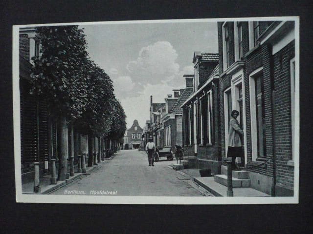 berlikum straat met huizen jaren 30 gelopen 1944, Ophalen of Verzenden, 1920 tot 1940, Gelopen, Friesland