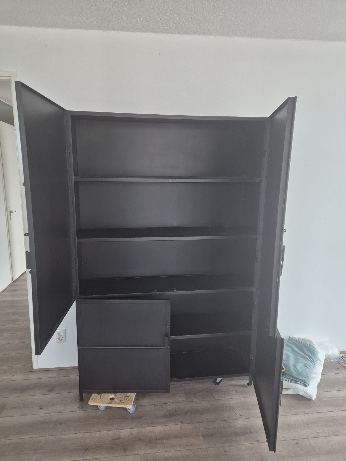 Zwarte metalen kast met deuren en planken, Ophalen, 100 tot 150 cm, Industrieel, Modern, Metaal