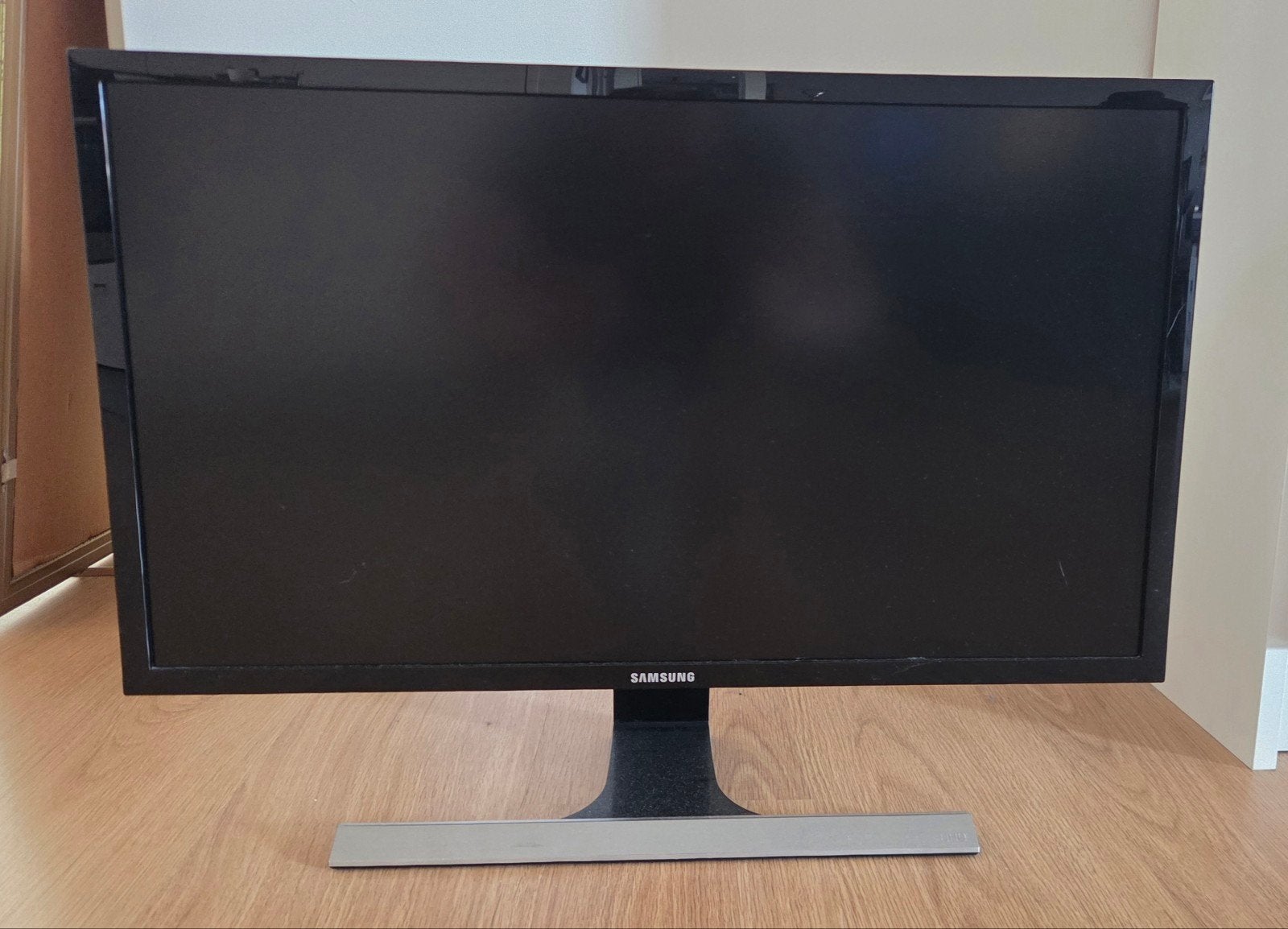 Samsung monitor - Uitstekend werkend, lichte kras op scherm, Ultra HD (4K), Samsung, 60 Hz of minder, Ophalen