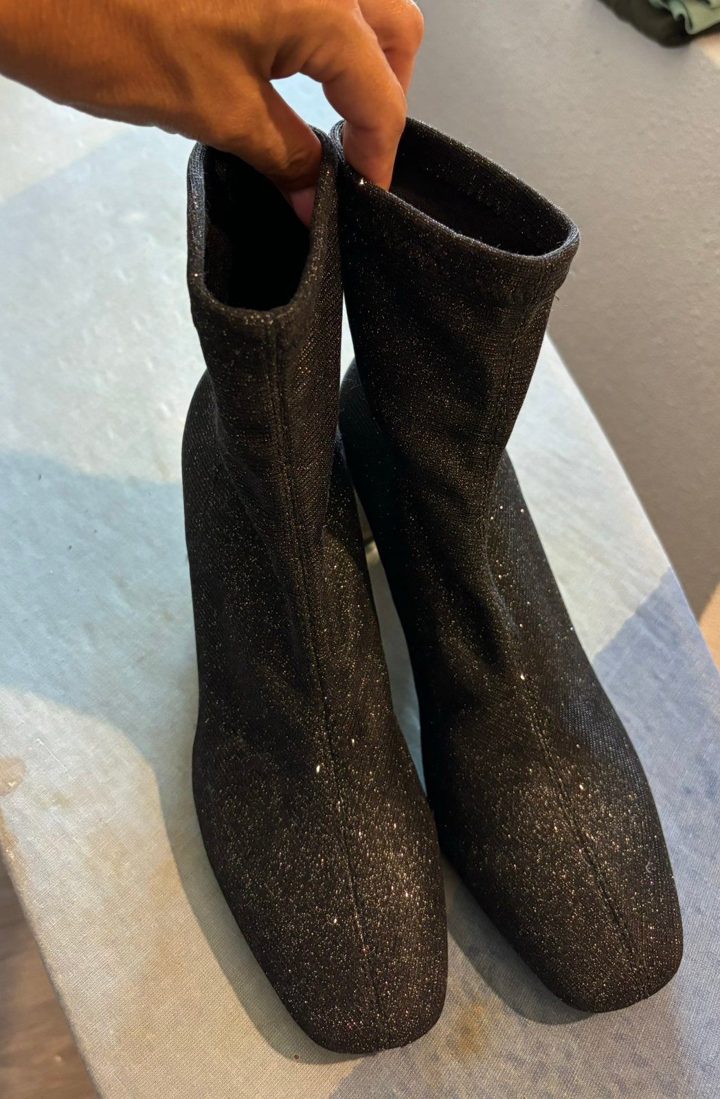 Zwart glitter sok enkellaarsjes Bershka, Kleding | Dames, Ophalen of Verzenden, Zo goed als nieuw, Zwart, Lage of Enkellaarzen