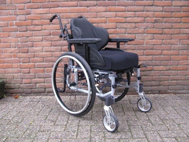 Invacare Action3 rolstoel 41cm breed  met kuip rugleuning, Ophalen, Inklapbaar, Zo goed als nieuw, Duwrolstoel