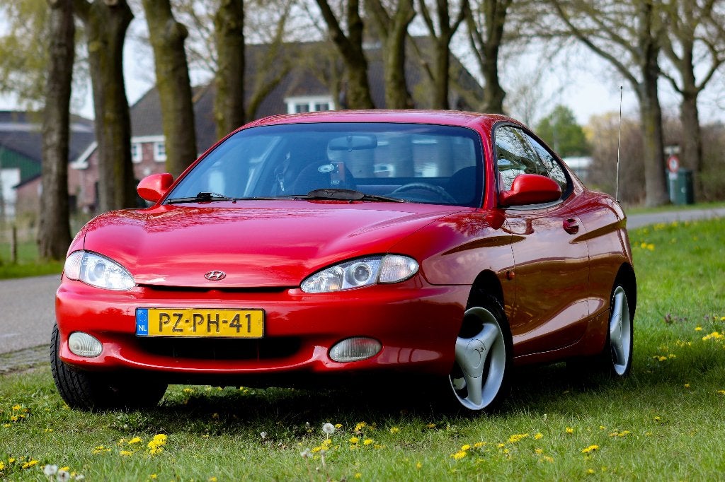 Hyundai Coupé 2.0 I F 1997 Rood, Auto's, Hyundai, Voorwielaandrijving, 49 €/maand, Origineel Nederlands, Handgeschakeld