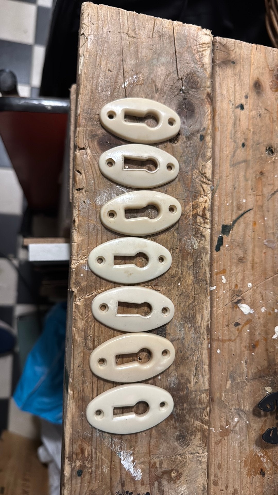 7 sleutelplastjes vintage antiek wit bakeliet, Verzenden