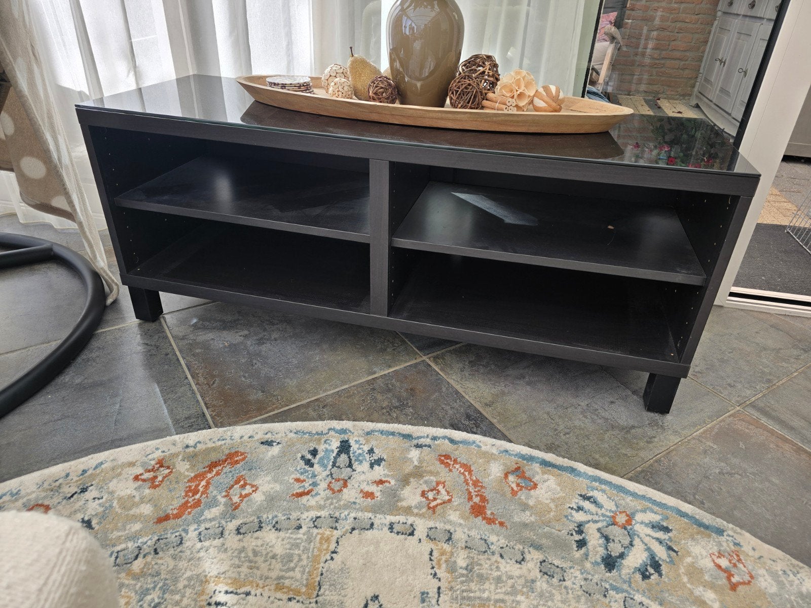 Zwart/bruin TV-meubel met glazen blad en opbergruimte, Ophalen, Gebruikt, 100 tot 150 cm, Overige houtsoorten