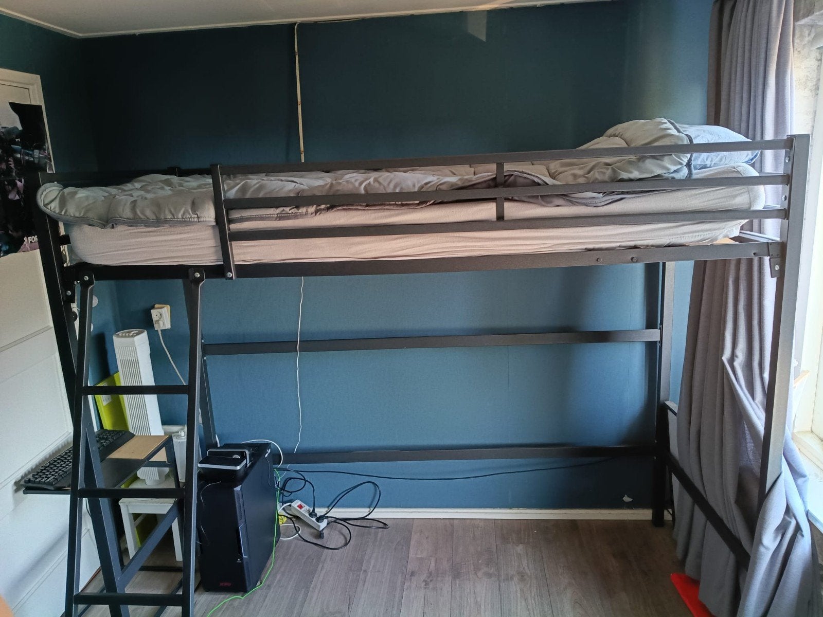 Hoogslaper met lattenbodem en ladder, Ophalen, Eenpersoons, 160 tot 180 cm, Zo goed als nieuw