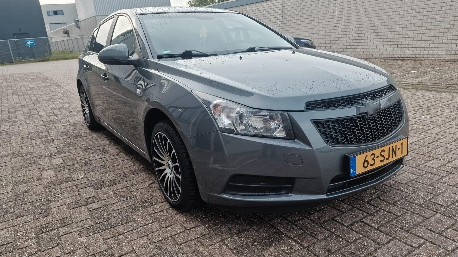 Chevrolet Cruze Hatchback 1.6 Benzine 2011 – Nederlandse Aut, Auto's, Particulier, Zilver of Grijs, Te koop