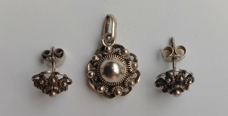 Antieke zilveren knop/knoop hanger en 2 knop/knoop oorbellen, Ophalen of Verzenden, Gebruikt, Zilver, Zilver