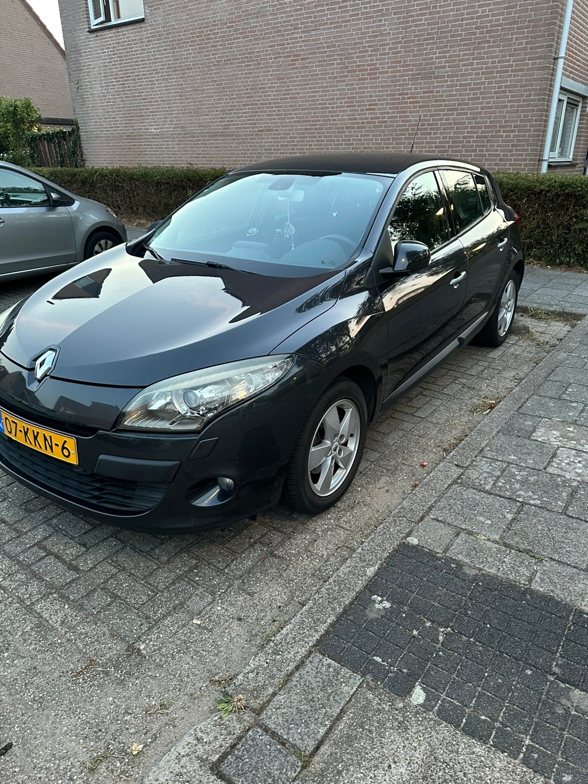 Renault Mégane TCE 130 Hatchback 2010 Grijs, Auto's, Voorwielaandrijving, 15 km/l, 4 cilinders, Origineel Nederlands