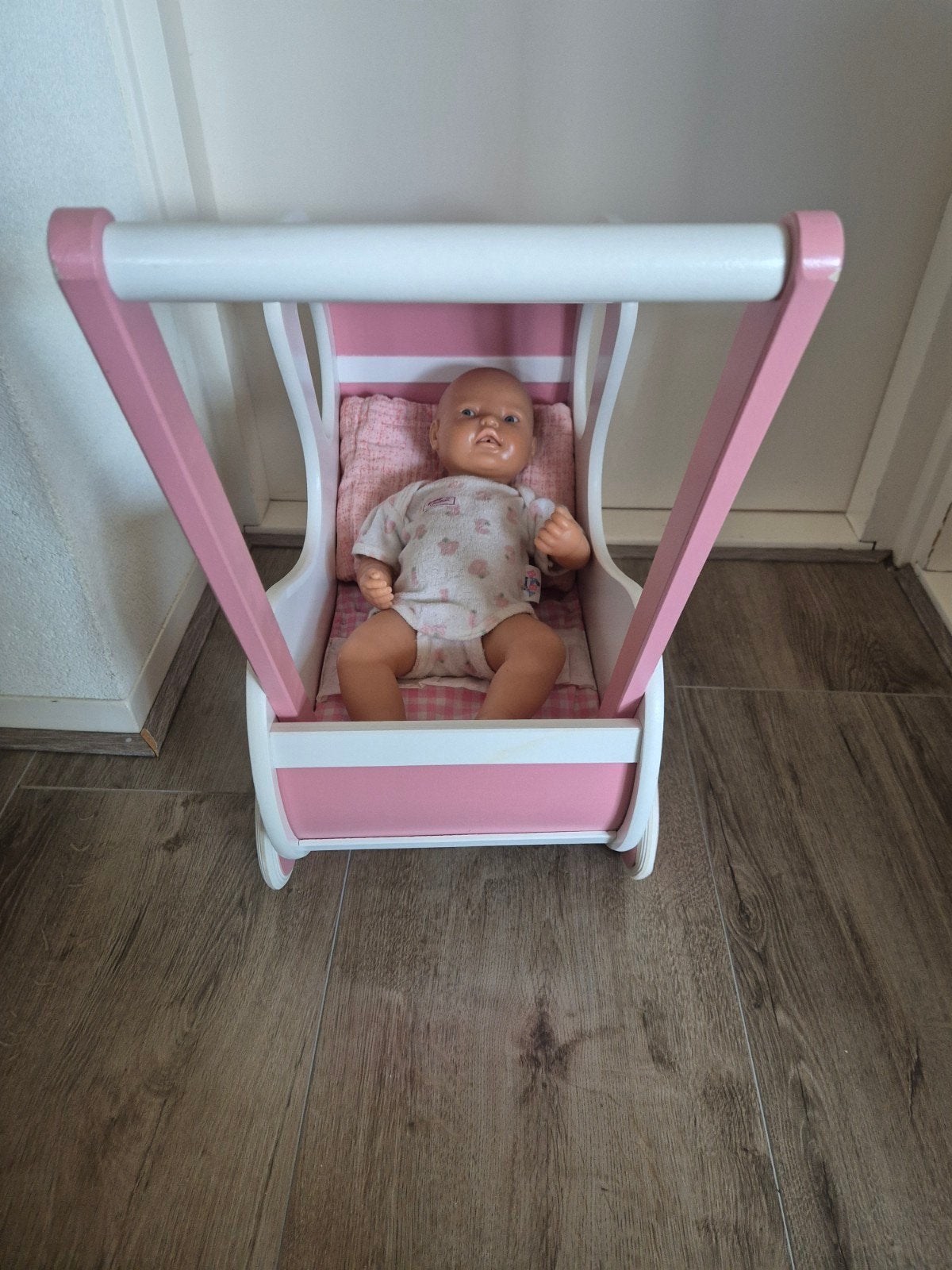 Baby Born pop in houten wandelwagen, Kinderen en Baby's, Speelgoed | Poppen, Ophalen, Gebruikt, Babypop