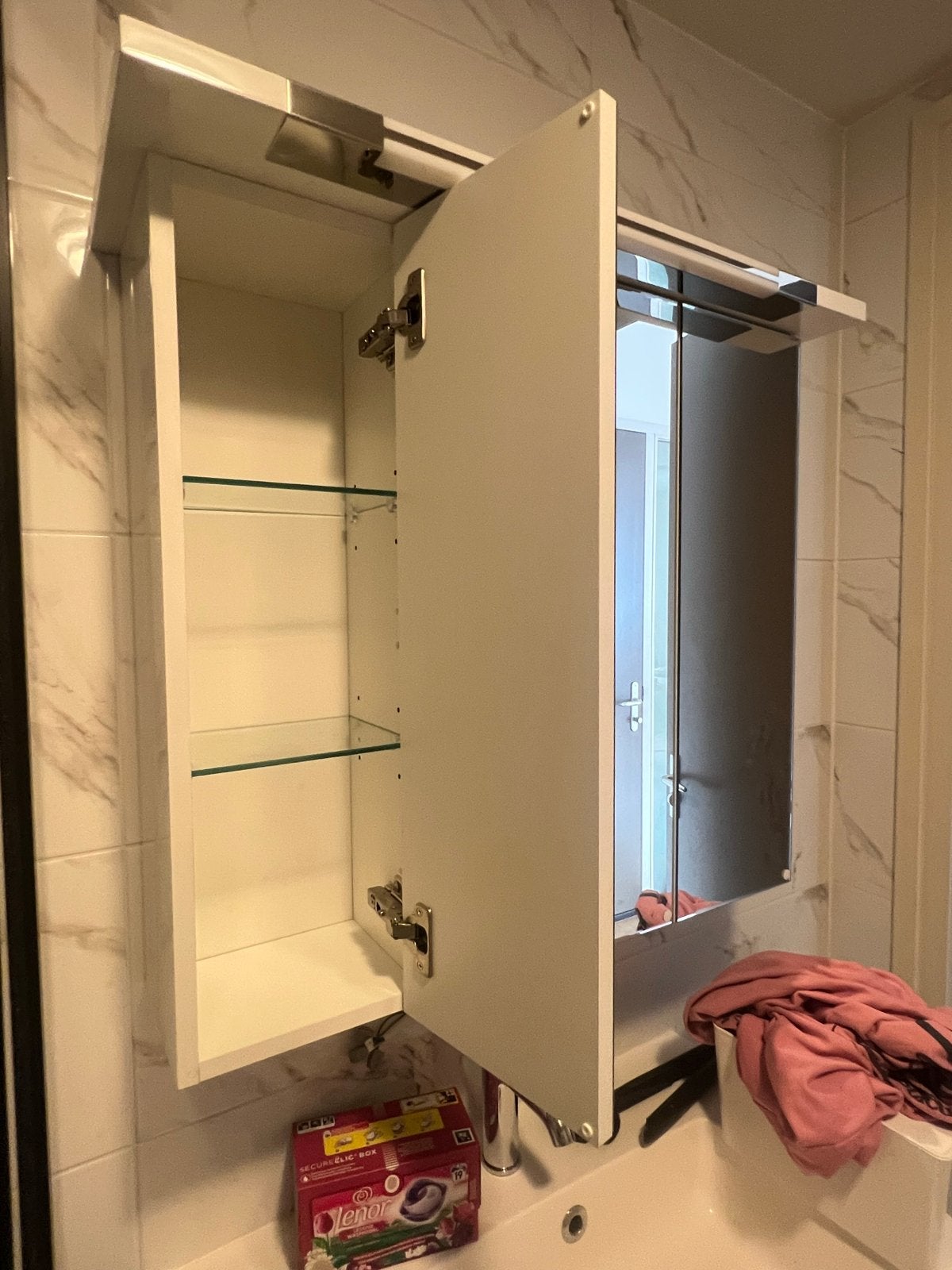 Badkamer Spiegelkast met Verlichting en Glazen Plankjes, Huis en Inrichting, Badkamer | Badkamermeubels, Ophalen, 50 tot 100 cm