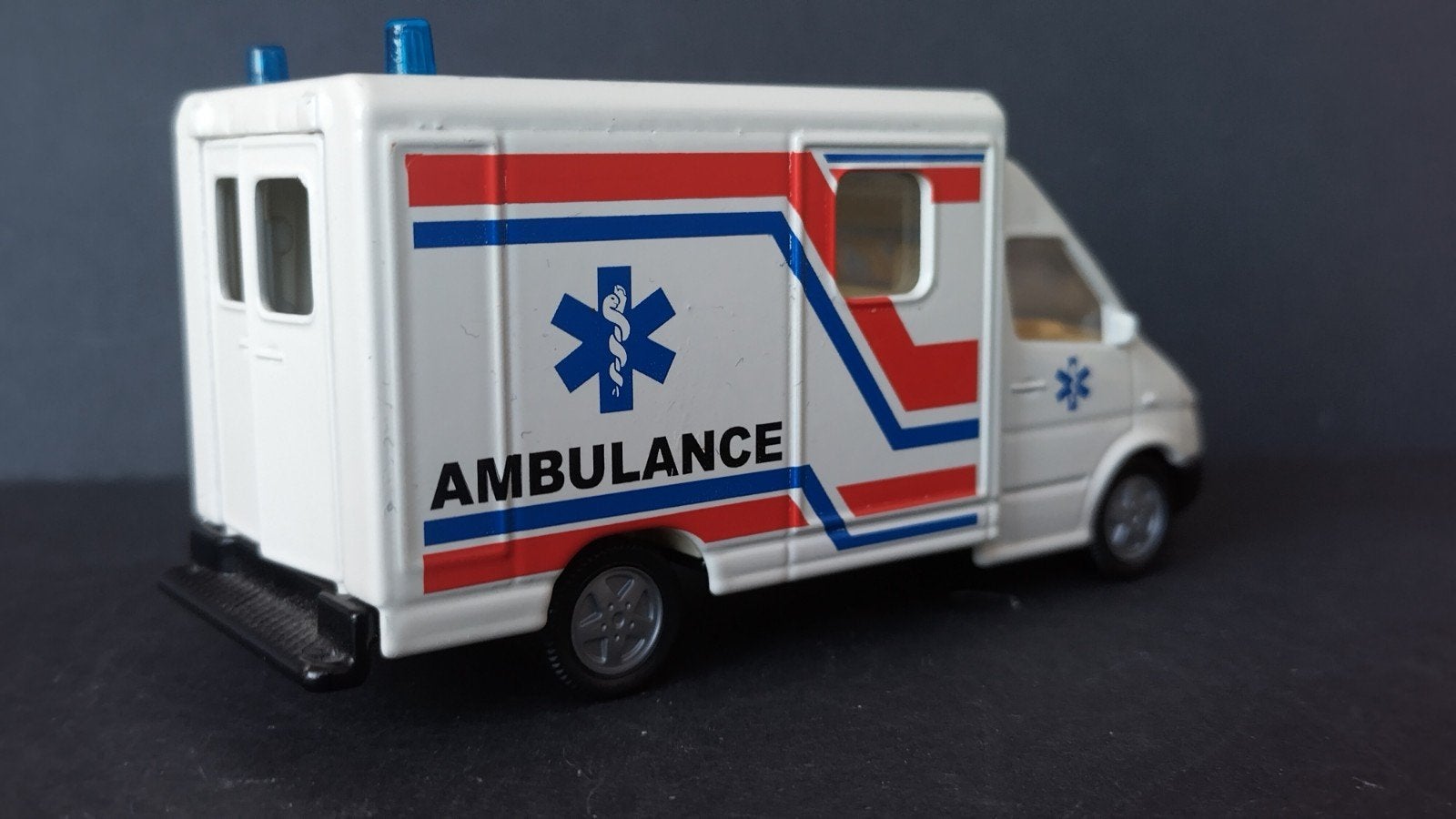 Mercedes Benz Sprinter Ambulance 1:55 Siku Pol, Auto, Verzenden, Zo goed als nieuw, Sieper
