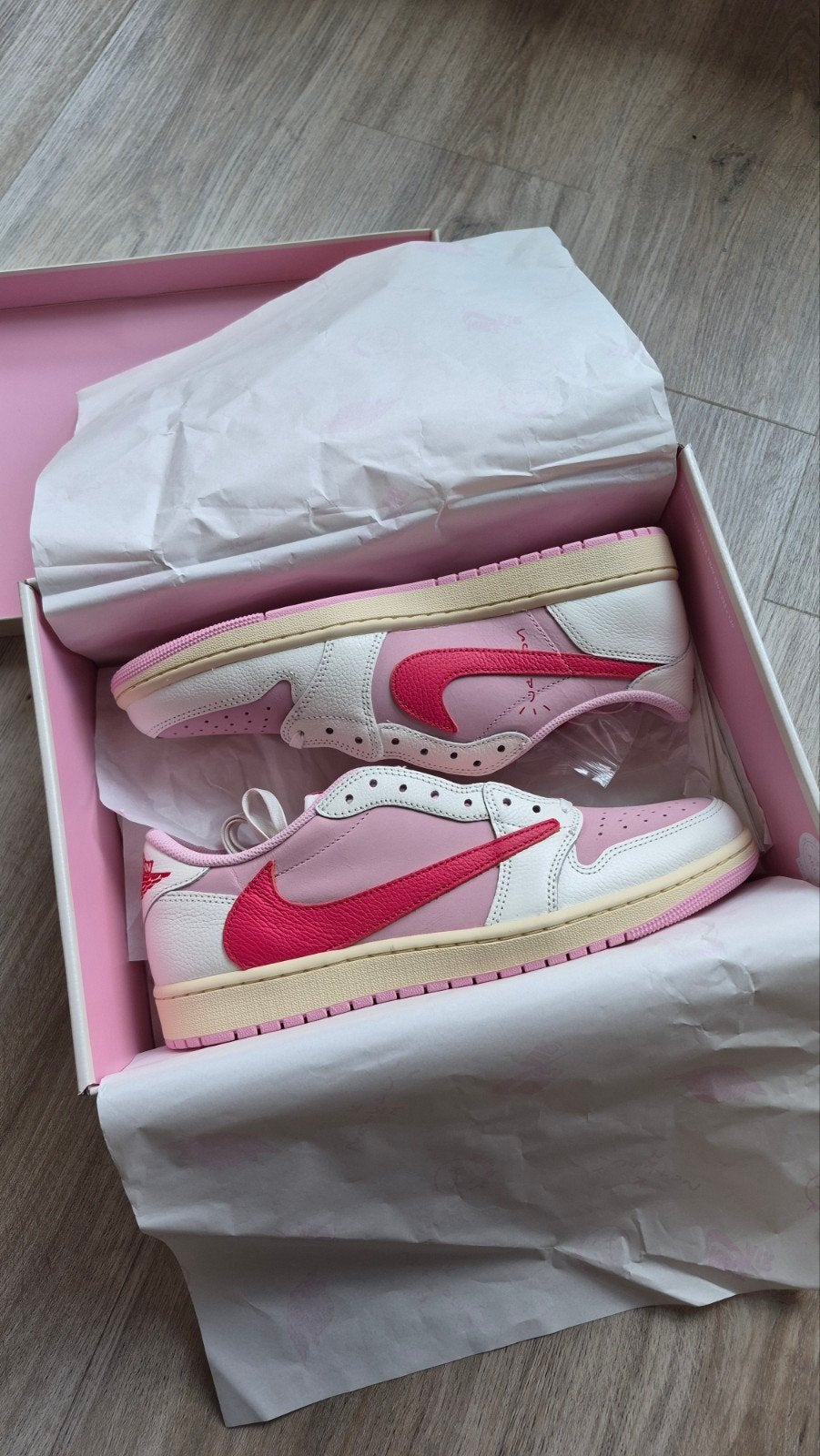 Jordan 1 Low Travis Scott Tropical Pink (45), Kleding | Heren, Schoenen, Wit, Nieuw, Ophalen of Verzenden, Sneakers of Gympen