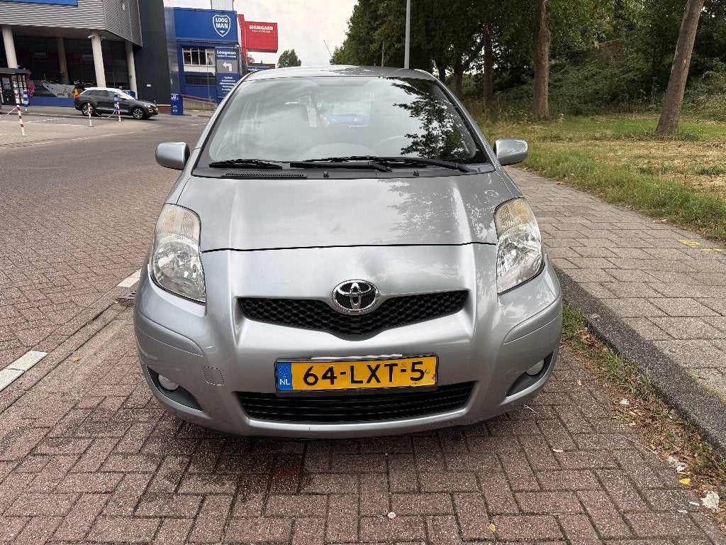 Toyota Yaris 1.3 VVTi Aspiration | Automaat | 2010, Auto's, Stof, 40 €/maand, 4 cilinders, 100 pk