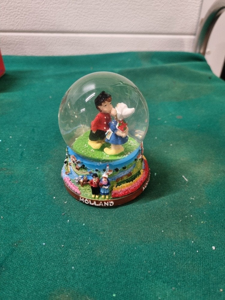 sneeuwbol holland kussend stel, Ophalen of Verzenden, 'T Olde Gre-j, Info@toldegrej.nl, Endepoelstraat 20f Didam