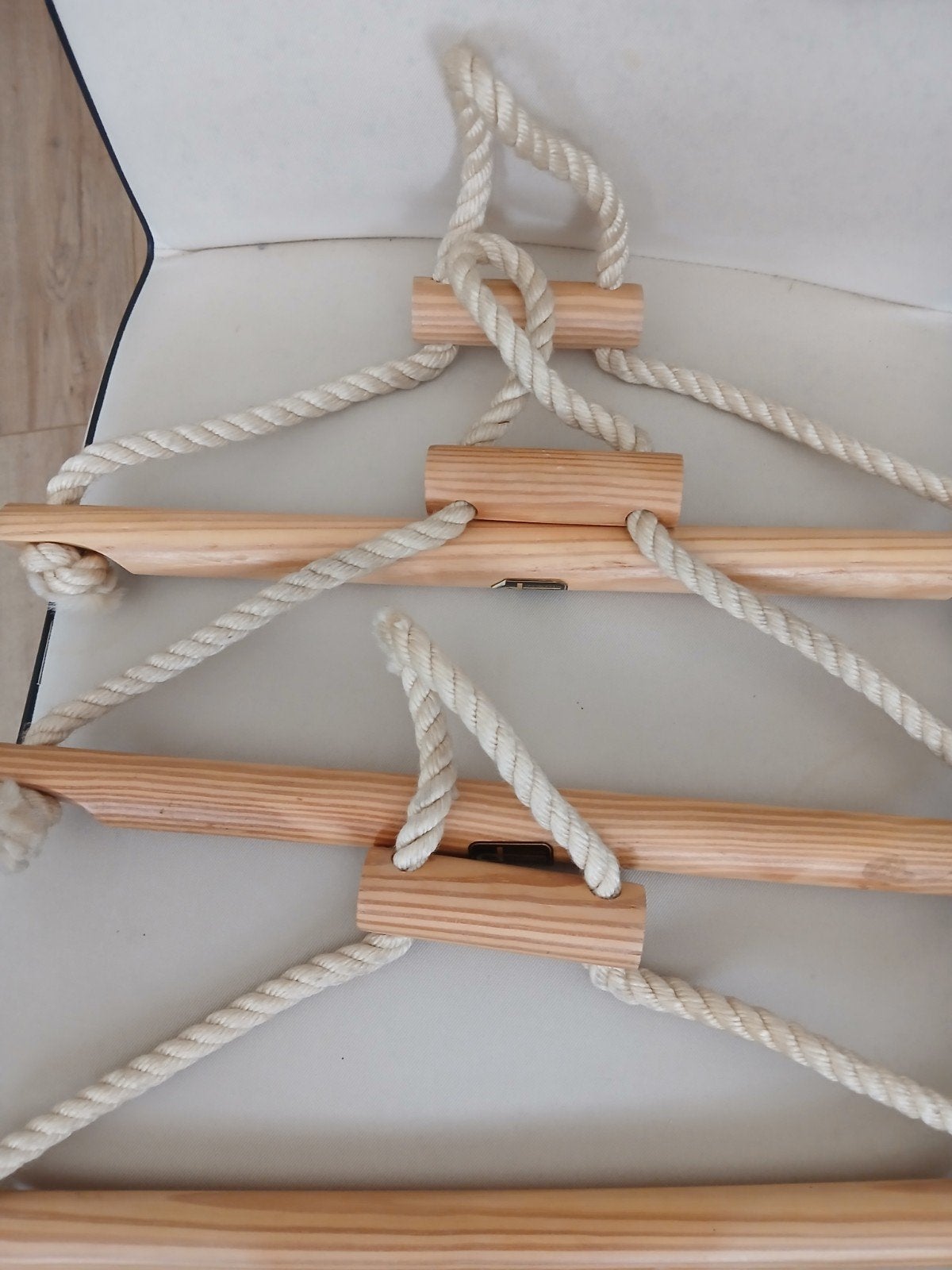 3 Houte Kleerhangers, Ophalen of Verzenden, Zo goed als nieuw, Hout