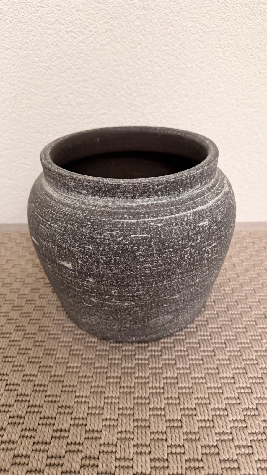 Prachtige grijze kruikpot / sierpot met rustieke structuur, Tuin en Terras, Bloempotten, Rond, Binnen, Ophalen of Verzenden, Zo goed als nieuw