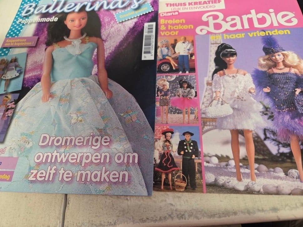Zolderopruiming 2 boekjes met barbie patronen, Hobby en Vrije tijd, Ophalen of Verzenden, Breien, Patroon of Boek