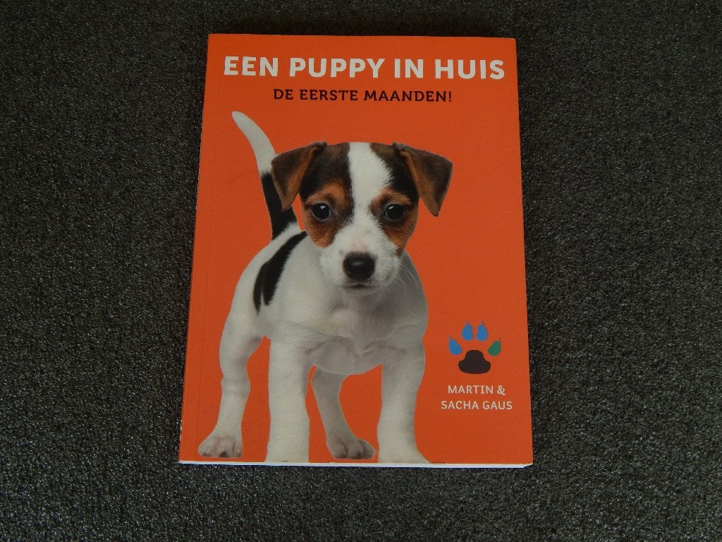 Een puppy in huis, de eerste maanden., Ophalen of Verzenden, Zo goed als nieuw, Honden
