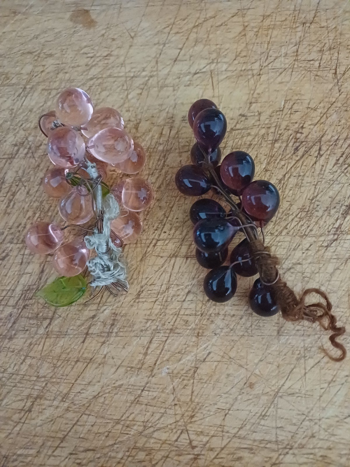 Prachtige decoratieve trossen met glazen druiven, Verzenden