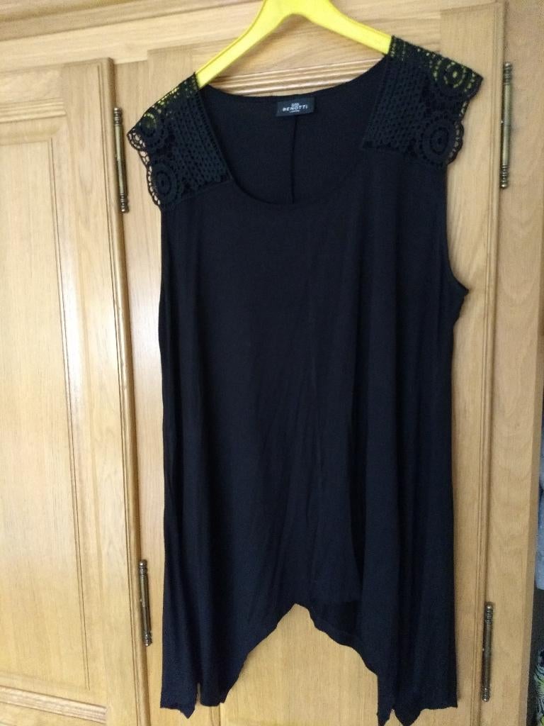 Top met kant op schouder L of 44 diepzwart, Kleding | Dames, Tops, Zwart, Maat 42/44 (L), Ophalen of Verzenden, Zo goed als nieuw