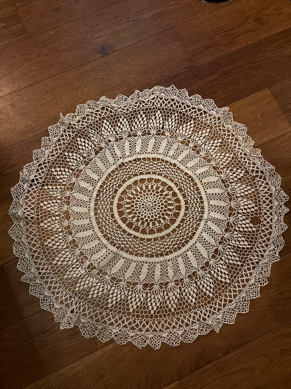 Vintage Gehaakt Tafelkleed - Rond, 77 cm, met 2 beschadiging, Huis en Inrichting, Gebruikt, Rond, Ophalen of Verzenden, Gehaakt