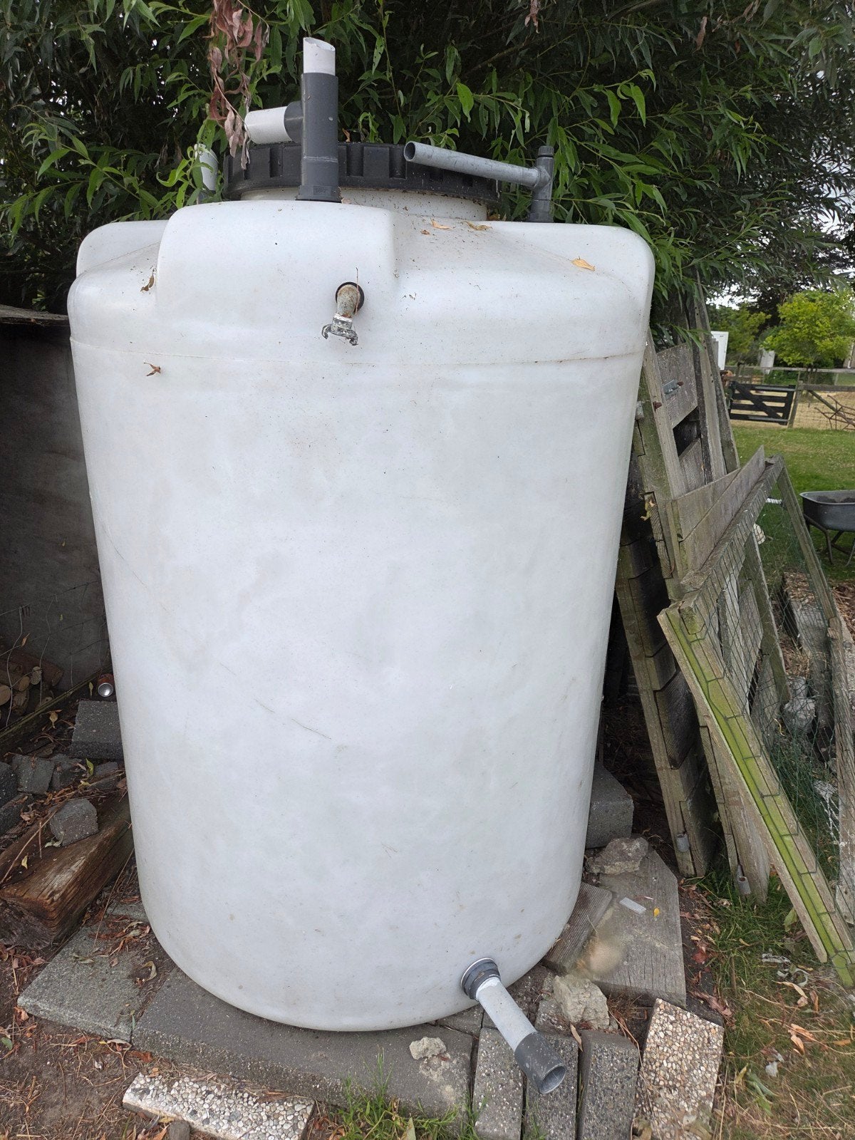 Grote watertank met kraantje en aansluitingen, Ophalen, Kunststof, Gebruikt, Met kraantje