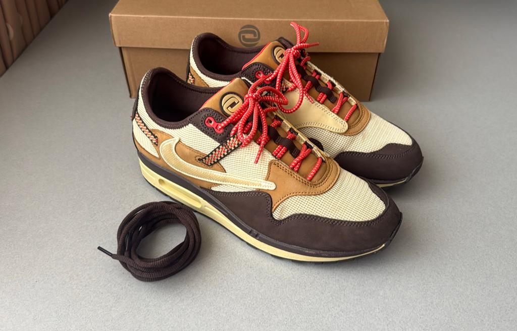 Nike Air Max 1 x Travis Scott Baroque Brown - Maat 45,5, Kleding | Heren, Schoenen, Bruin, Ophalen of Verzenden, Sneakers of Gympen