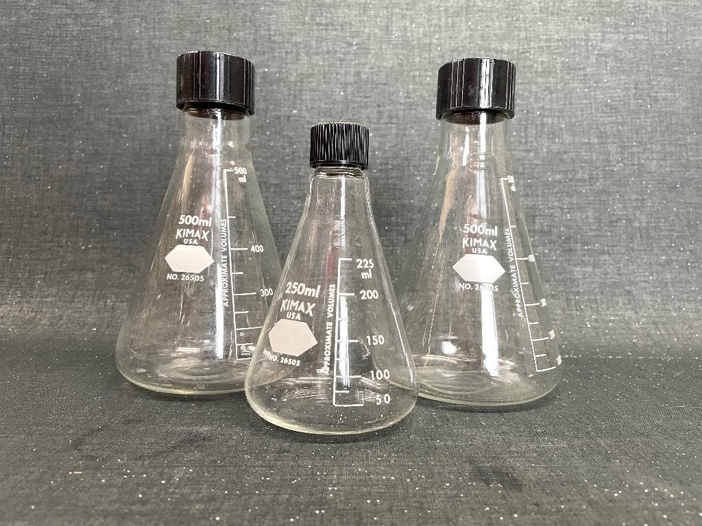 set van 3 Erlenmeyers met schroefdop, laboratorium glaswerk, Ophalen of Verzenden, Gebruikt, Wit, Glas