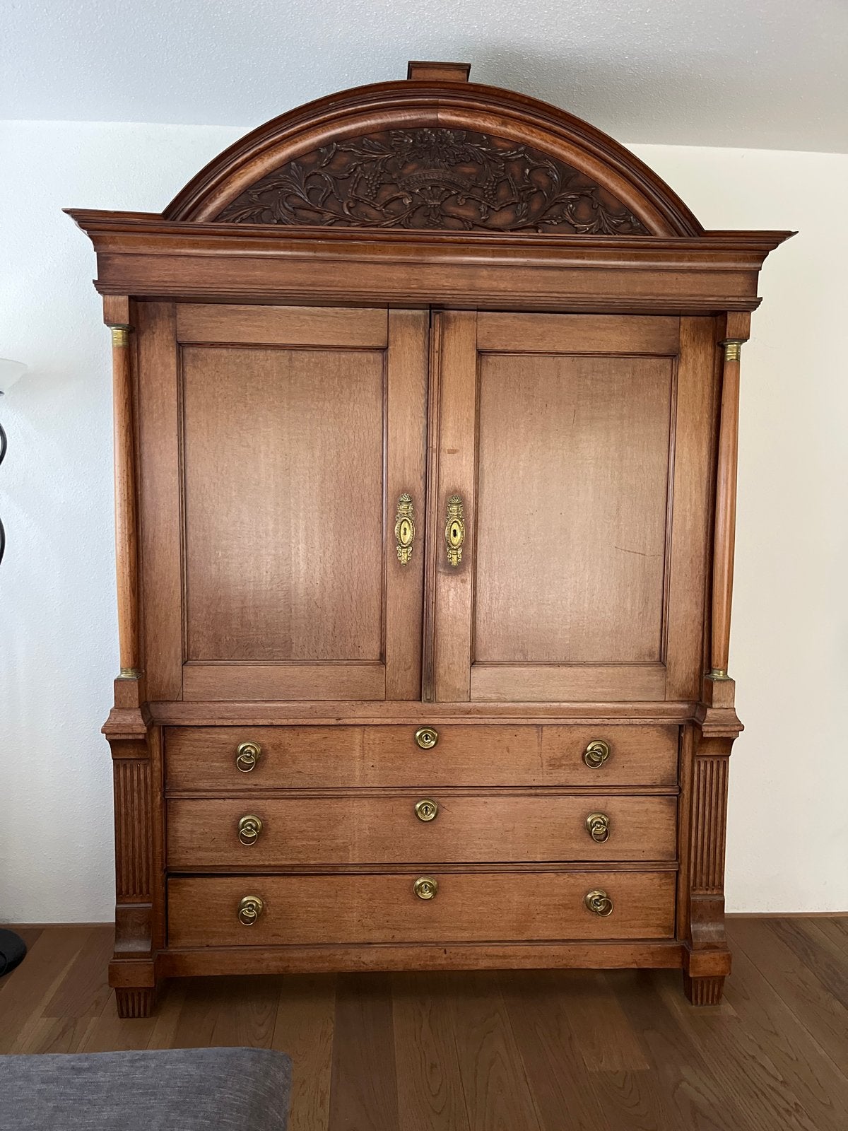 Antieke houten kast met sierlijke gravures, Ophalen