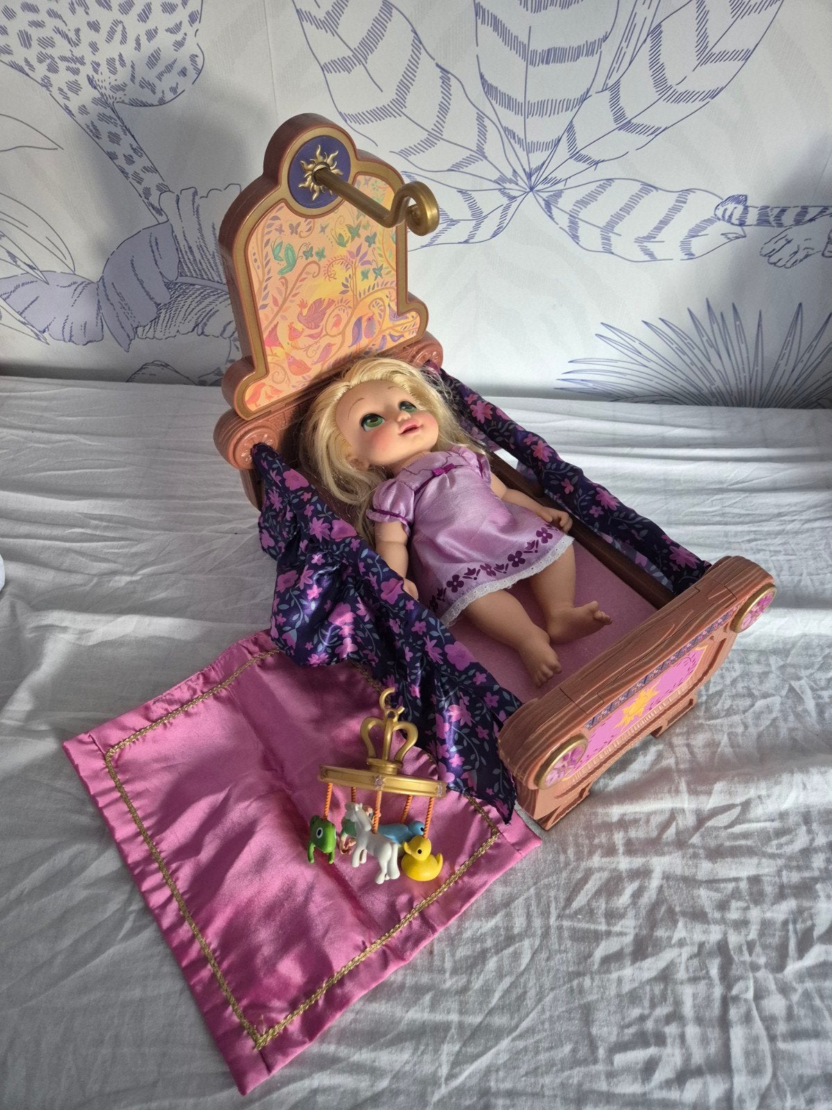 Disney Rapunzel Babypop met Wiegje en Accessoires, Ophalen of Verzenden, Gebruikt, Babypop
