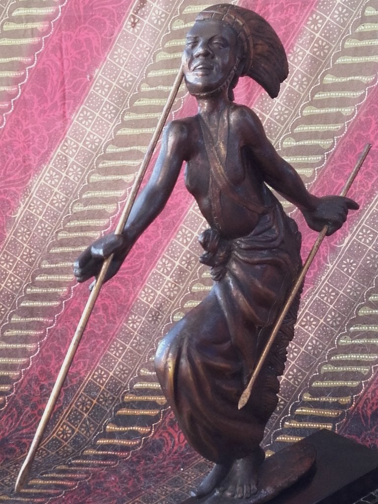 Mooi oud brons beeld van een danser met speren 36,2 cm., Antiek en Kunst, Kunst | Niet-Westerse kunst, Op standaard, Ophalen of Verzenden