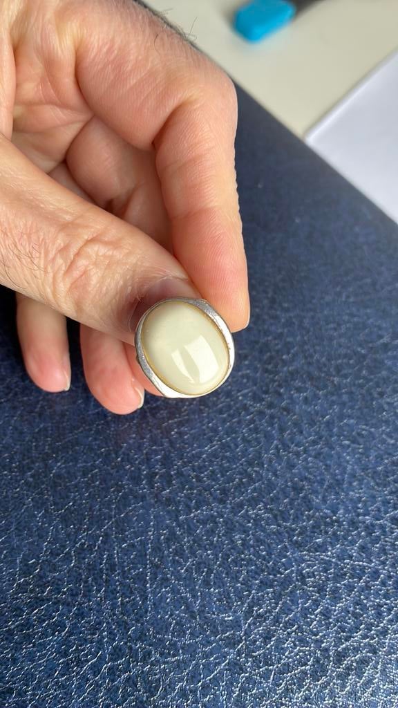 Prachtige retro ring 925 zilver met ivoorwitte keramiek, 19 tot 20, Ophalen of Verzenden, Zo goed als nieuw, Dame