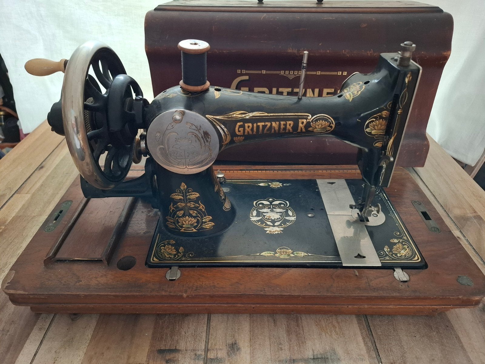 Antieke Gritzner naaimachine, handbediend met houten koffer, Ophalen