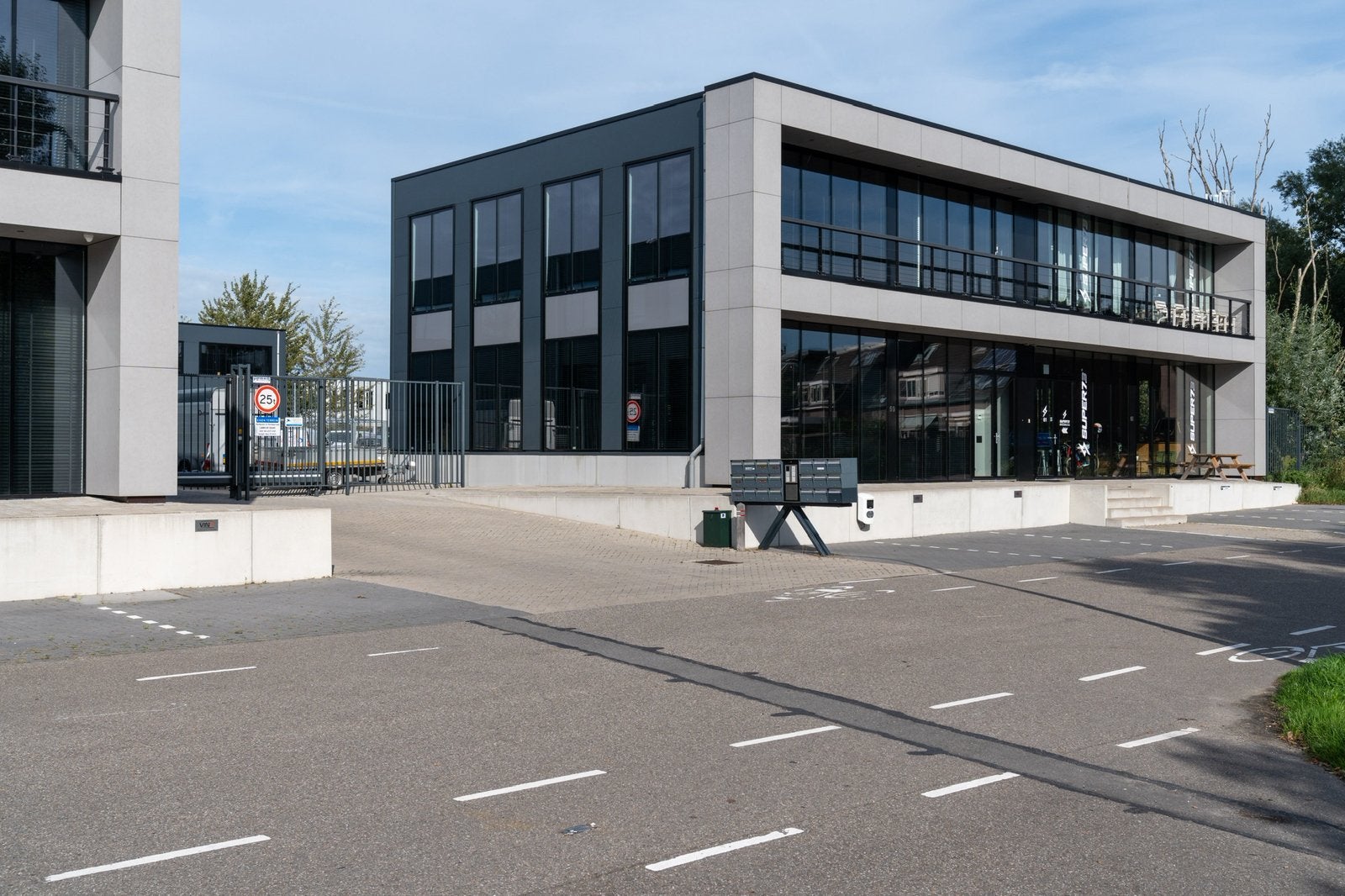 Bedrijfsruimte overname Turnkey Amsterdam, Zakelijke goederen