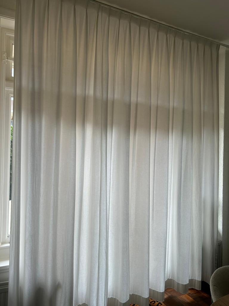 Gordijn wit 1 stuk, Huis en Inrichting, Stoffering | Gordijnen en Lamellen, Ophalen, Gebruikt, Wit, 200 cm of meer