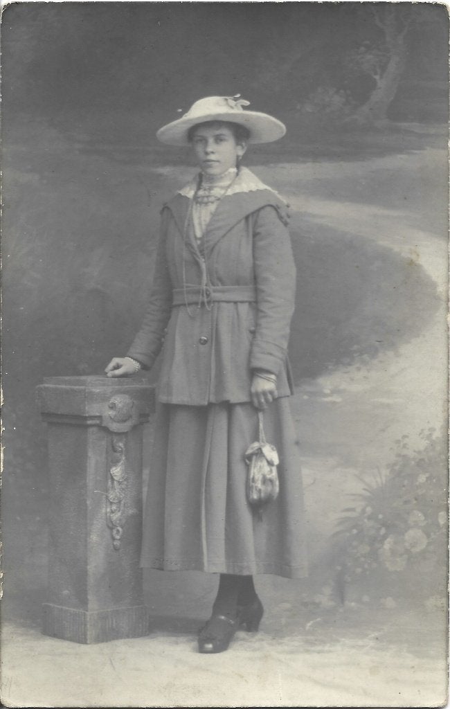 Wagenberg-Terheijden-Made-Mooie oude foto jongedame met hoed, Gebruikt, Foto, Ophalen of Verzenden, Voor 1940