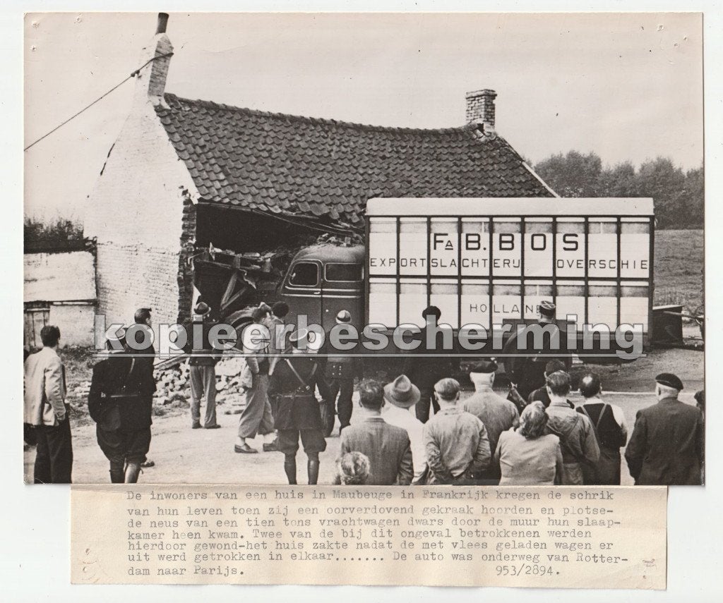 Persfoto ongeval vrachtwagen Fa. B. Bos Overschie slachterij, Gebruikt, Verzenden, Foto, 1940 tot 1960