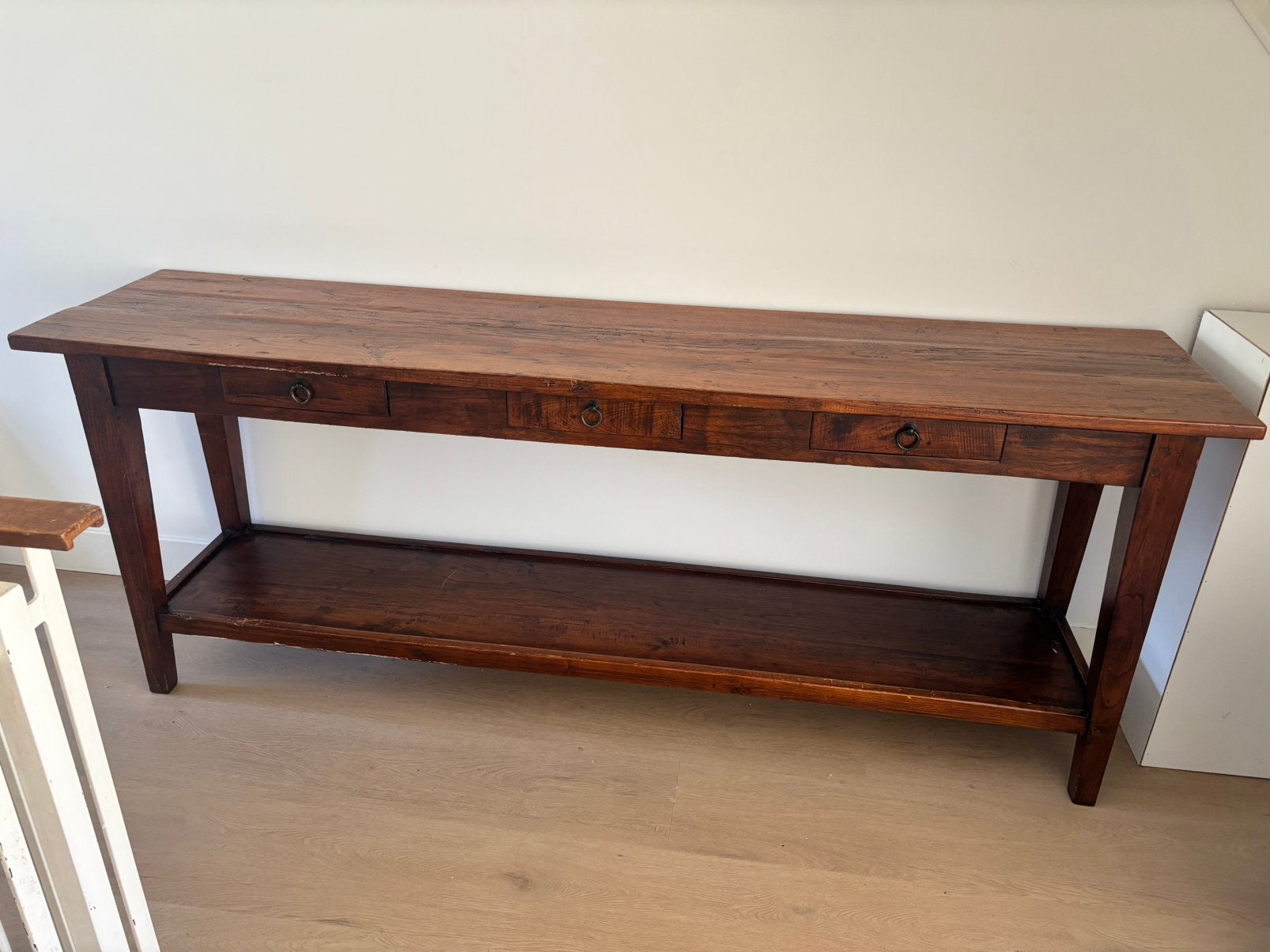 Houten sidetable met 3 laden – landelijke uitstraling, Ophalen, Zo goed als nieuw, 25 tot 50 cm, Rechthoekig