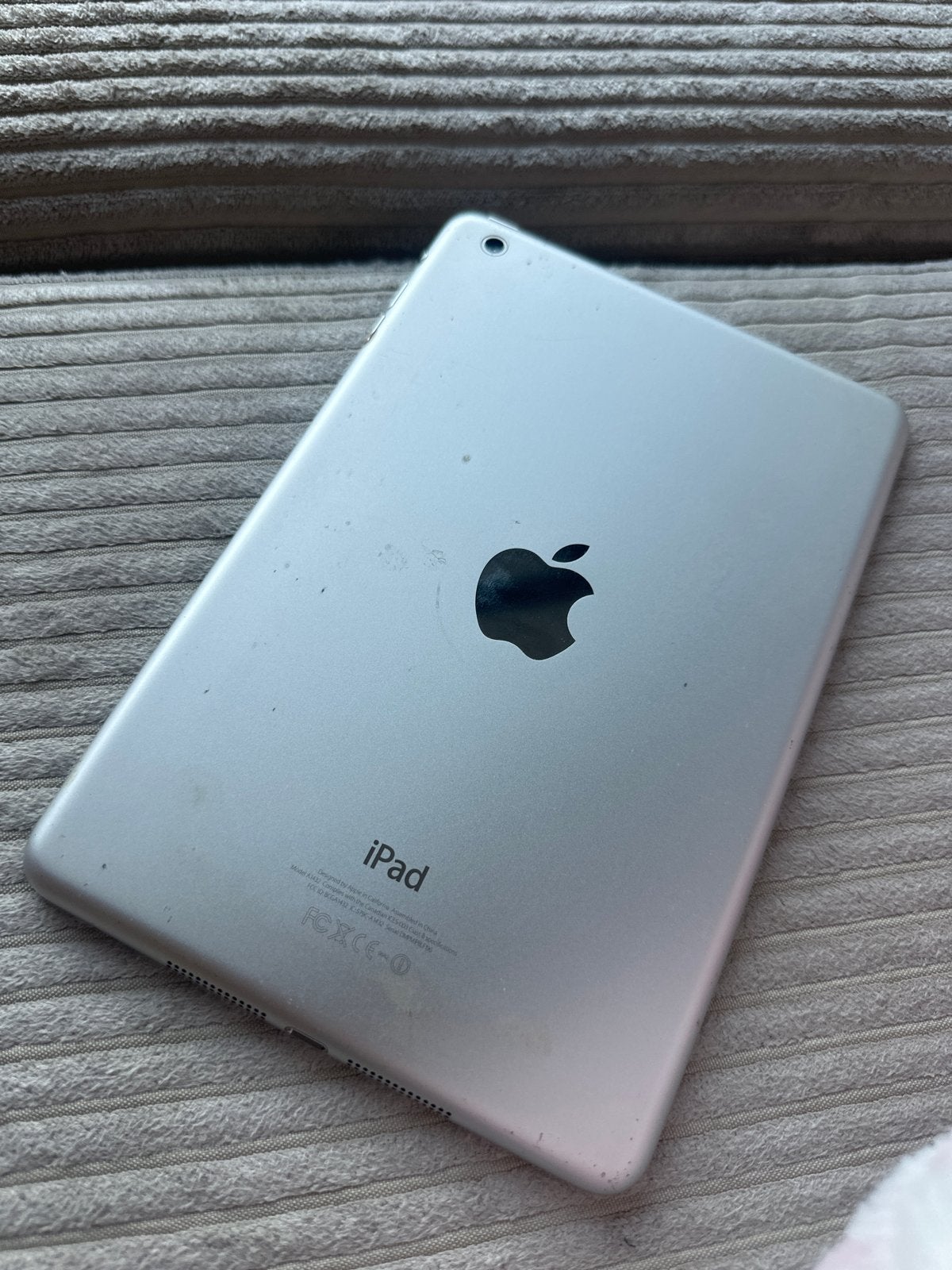 Foto 2 van Apple iPad Mini  Wi-Fi Zilver - Goede staat
