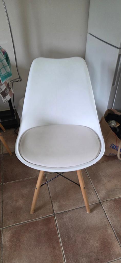 4 x Witte Eames DSW stoel met houten poten en kussen, Huis en Inrichting, Stoelen, Ophalen, Gebruikt, Wit, Modern, Scandinavisch, Eames DSW-stijl